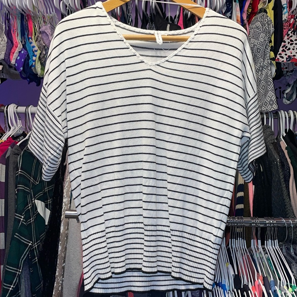 Cable & Gage size small stripped shirt thin sweater style short sleeve mint shap